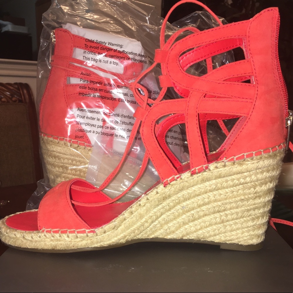 NWT Vince Camuto Tannon